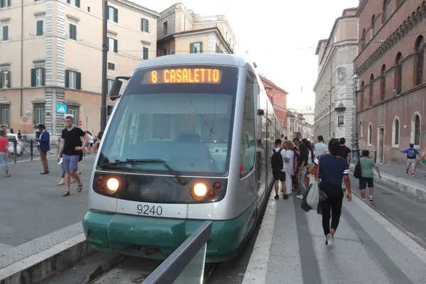 Tram 8 diretto a Casaletto, la linea che collega Monteverde al centro di Roma