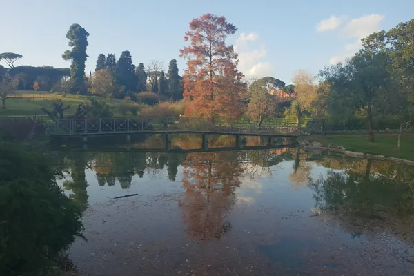 Il laghetto di Villa Doria Pamphilj in autunno, Monteverde, Roma