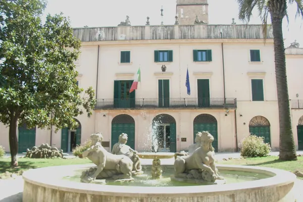 Fontana e villino di Villa Sciarra, parco storico di Monteverde Vecchio, Roma