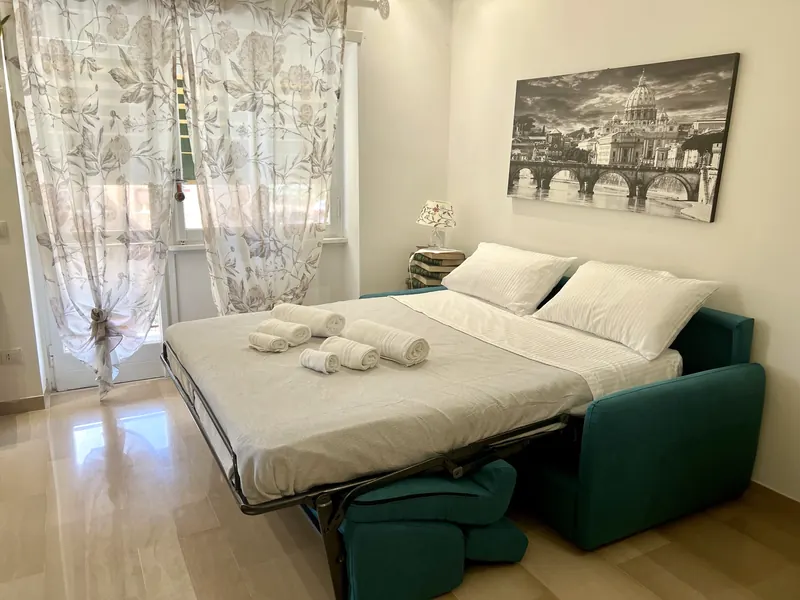 Divano letto aperto e preparato per il terzo e quarto ospite, Il Pianoforte, Roma