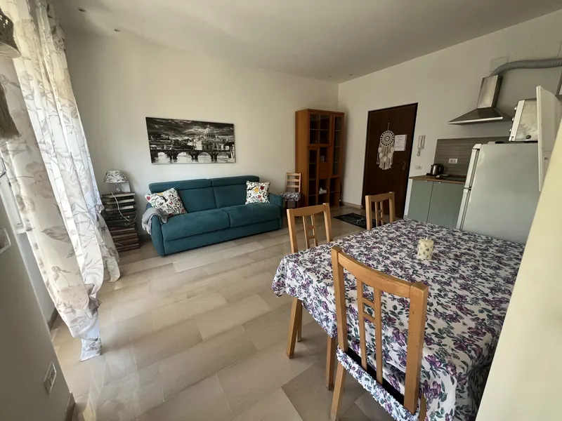Zona pranzo con tavolo e divano nel soggiorno luminoso, Il Pianoforte, Monteverde Roma