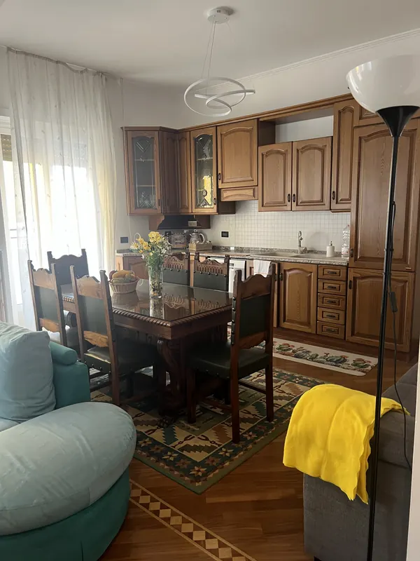 Zona pranzo con tavolo in legno e cucina, La Veranda, Monteverde Roma
