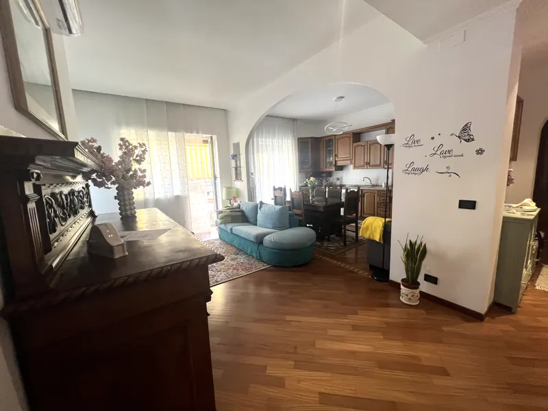 Soggiorno con credenza d'epoca e arco verso la zona pranzo, La Veranda, Monteverde Roma
